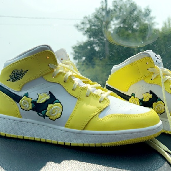 Jordan Youth Air 1 Mid Gs Dynamic yellow wore once but they’re to small for me - Picture 3 of 8